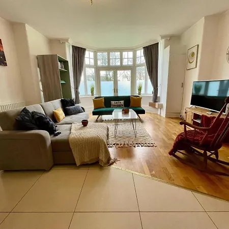 Near Beach 3 Bedroom Apartment