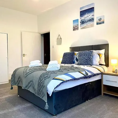 Near Beach 3 Bedroom Apartment *
