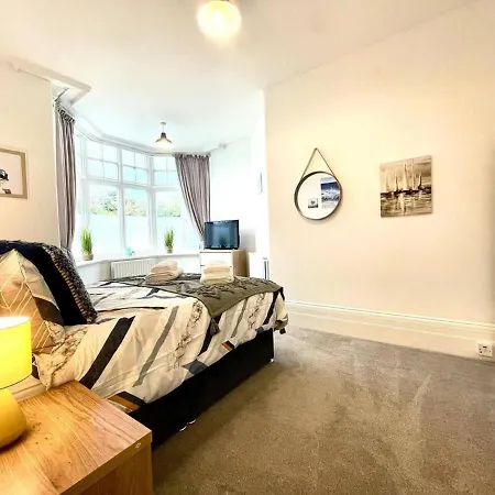 Near Beach 3 Bedroom Apartment *