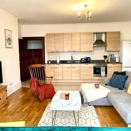 Near Beach 3 Bedroom Apartment *