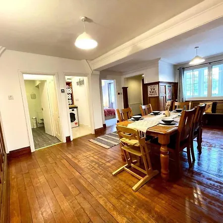 Near Beach 3 Bedroom Apartment