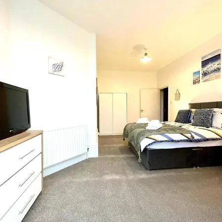 Near Beach 3 Bedroom Apartment *